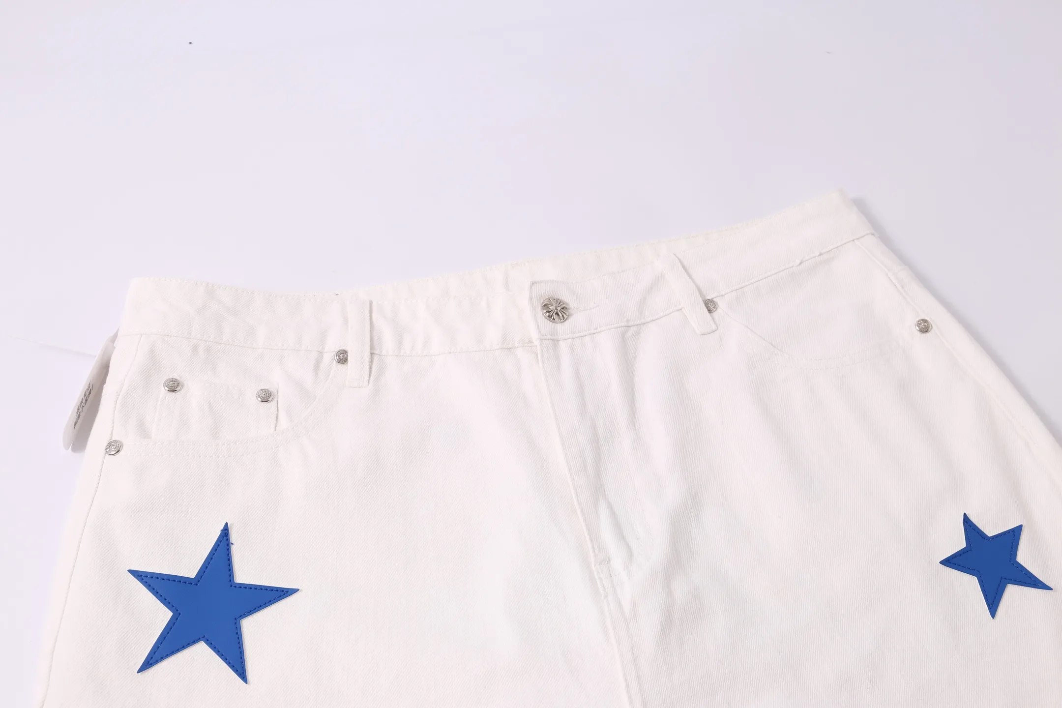 P210 Style No.: H899 [Men’s zipper style] Croxin & 𝐂𝐡𝐫𝐨𝐦𝐞 𝐇𝐞𝐚𝐫𝐭 ss25 new white Miami star 💫 blue leather jeans. Styles with different washed textures are very friendly to people with thin legs. The slightly flared version perfectly modifies the leg shape. The timeless and moderate length makes it easy to match and match. It is the basis for various styles and is a must-have in your wardrobe! The fabric is stiff but also makes the upper body soft without losing texture. The washing process is even more perfect. It is a must-have item for everyone! ! ! Washed wheat, hang tag, pants label, complete with three labels Color: white Size: 30-32-34-36